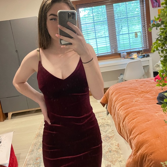 Maroon velvet dress - Picture 2 of 5